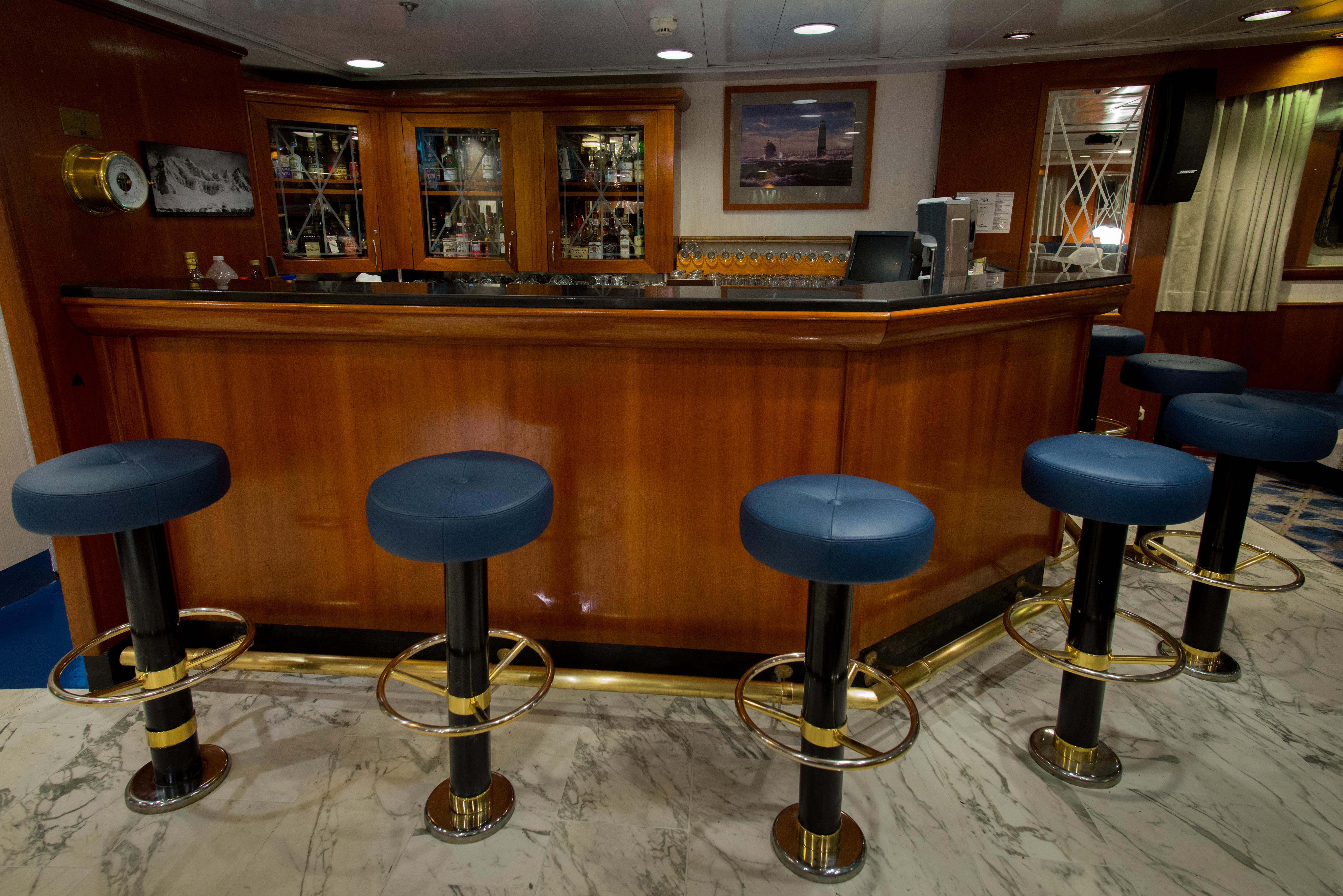 Quark Expeditions Ocean Adventurer Bar 1.jpg